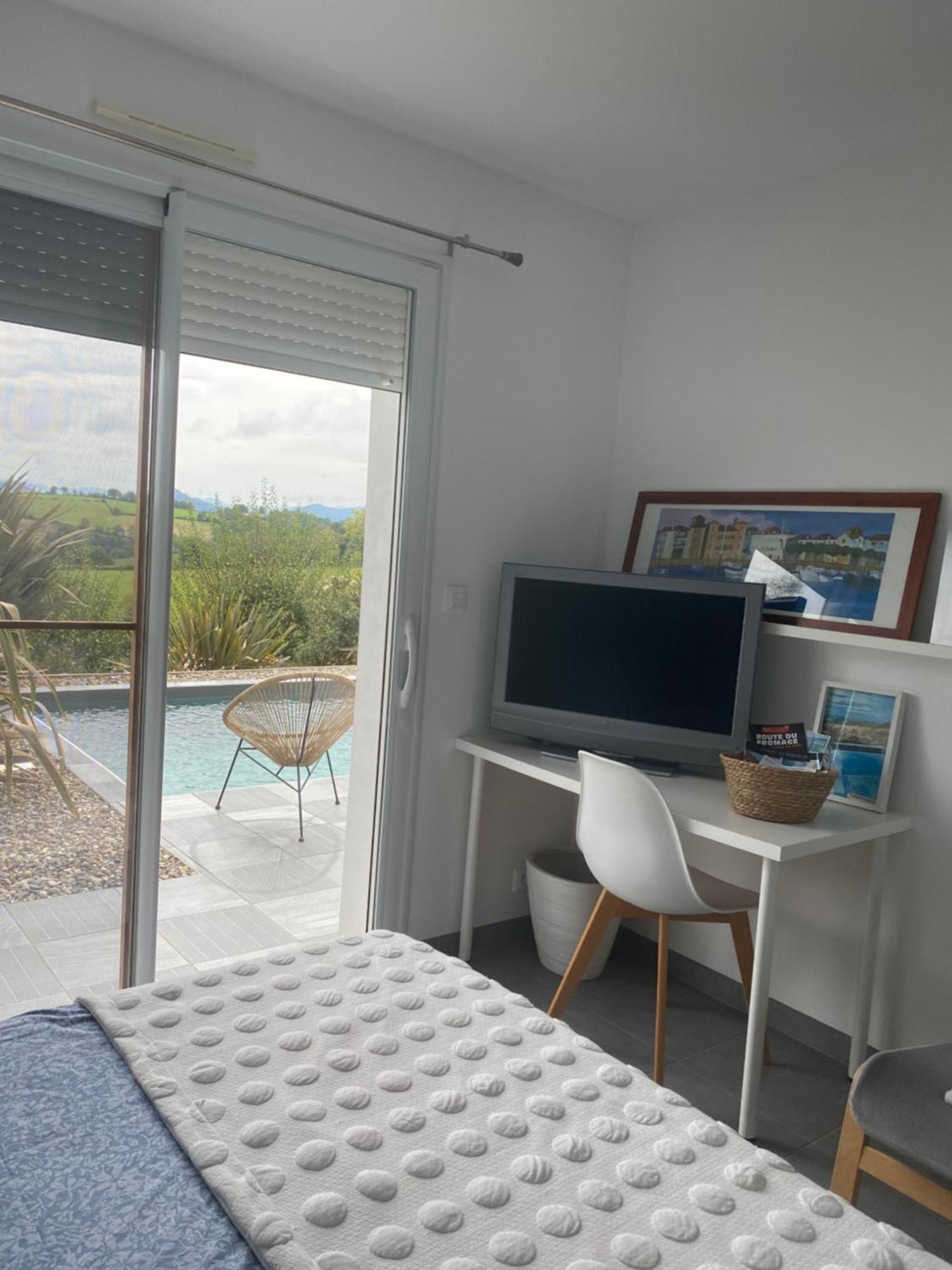 Hotel Ama Lur Hasparren Esterno foto